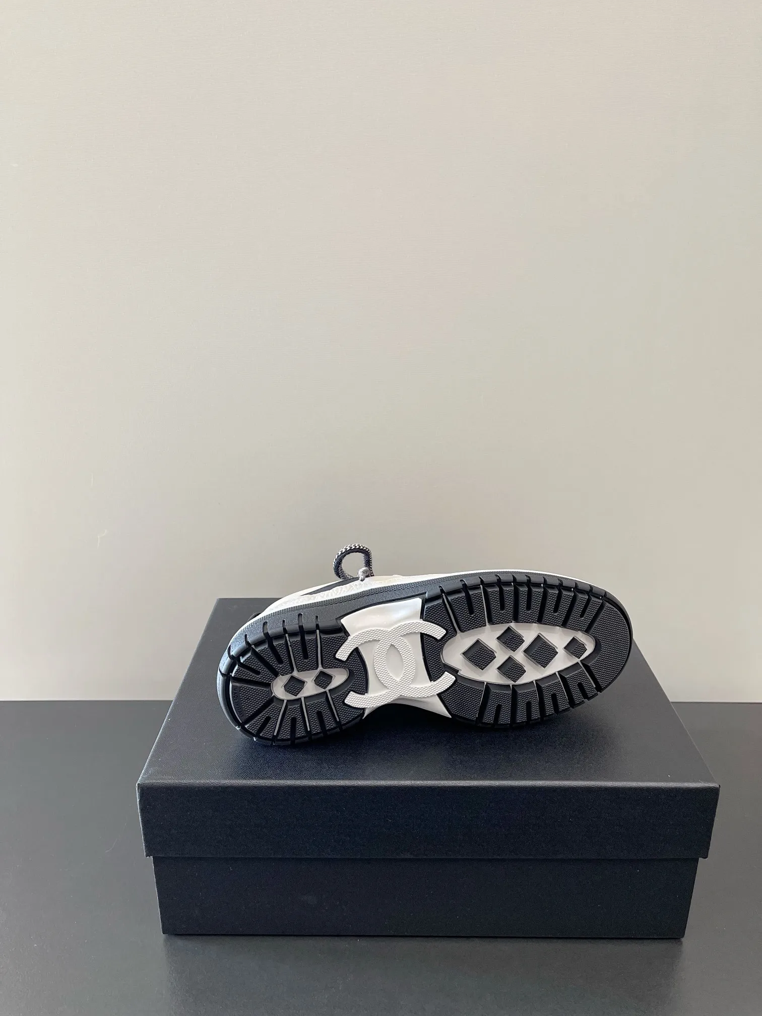 👟👟Ex-factory price 560👟👟 𝐂𝐇𝐀𝐍𝐄𝐋 Chanel's latest diamond lace sports sneakers in new colors ✔️ Full cowhide leather surface. The new color matching fabric adds many elements to make it look very delicate. When you put it on, your legs will become longer in seconds. The authentic replica of the counter. The upper part can be said to be really super good! Size: 35-41 original packaging
